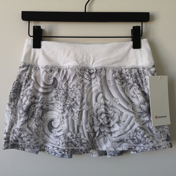 NWT LULULEMON White Grey Floral Print LTWT Luxtreme Lined Pace Rival Skirt 10 - Picture 1 of 9